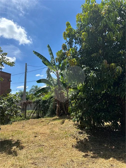 Excelente oportunidade no condomínio Vale das Laranjeiras, em Indaiatuba/SP. - R$ 1.850.000,00 - Terreno de 3.000 m²), com frente de 50 metros, proporcionando diversas possibilidades de projeto. O lote possui ótima localização dentro do condomínio, rodeado de natureza e com fácil acesso