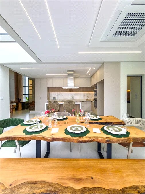 Casa Térrea – Condomínio Maria Cândida - 300 m² de terreno - 212 m² de área construída - 4 vagas de garagem, sendo 2 cobertas - Sala de jantar e estar integradas, com pé-direito duplo e cortina - 3 suítes com ar-condicionado, sendo 1 master com closet – planejado – Roupeiro – Escritório - Cozinha