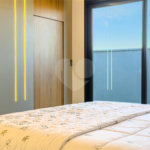 Indaiatuba - Quintas da Terracota - 1252 m² de terreno - casa térrea com 514 m² de área construída -3 vagas de garagem cobertas e 3 descobertas Lavabo - Sala de estar e jantar amplas e integradas - Escritório privativo - Cozinha toda equipada com geladeira, forno, micro-ondas, lava-louças,