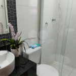 Apartamento térreo , três quartos sendo uma suíte.