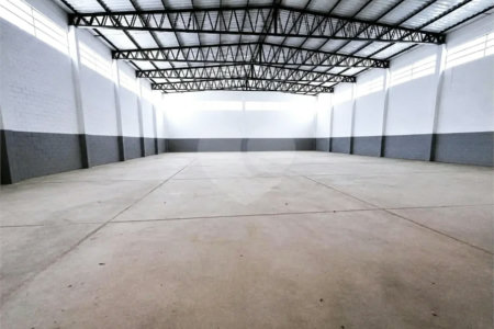 GALPÃO INDUSTRIAL NOVO – 800 M² - Em frente à Rodovia Kanela Forti