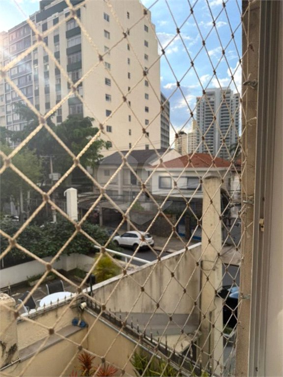 Apartamento com 03 dormitórios com 1 vaga de garagem.