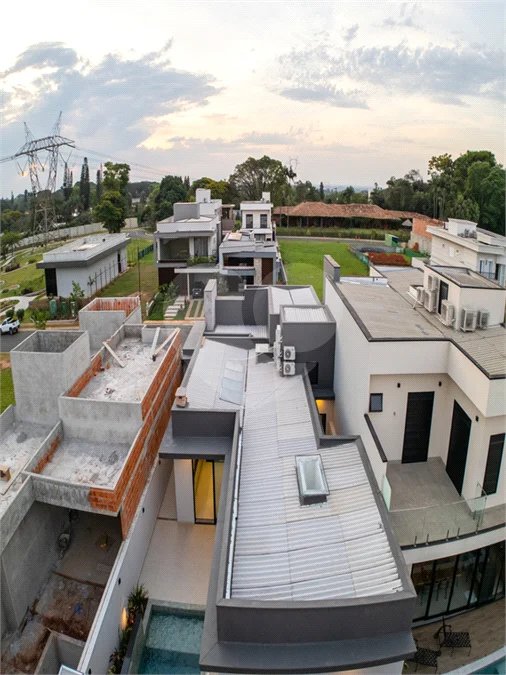 Indaiatuba - Condominio Sapezal - R$ 2.400.000,00 - Área Total 360,00 m² - Área Construída 213,32 m² - TÉRREA - 03 suítes sendo a master com closet; - Escritório; Lavabo; Cozinha com cooktop e planejados; Gourmet com churrasqueira; Ambientes preparados para ar condicionado; Piscina com cascata,