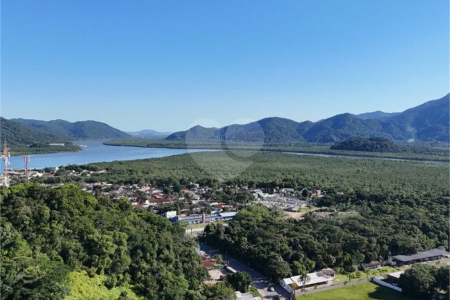 Apartamento à venda com 2 quartos, sendo 1 suíte,  no Centro, Bertioga, SP