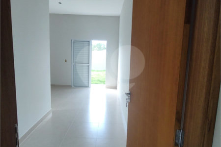 Casa térrea em Atibaia com 3 suítes, sala 2 ambientes, 2 vagas garagem, excelente localização, pronta para morar