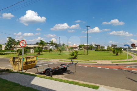 Belíssima Casa à Venda no Condomínio Damha IV