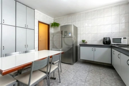 Sobrado no Jabaquara com 280m², 3 dormitórios, quintal amplo, varanda e 3 vagas de garagem.