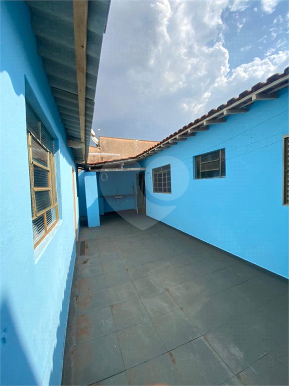 Casa Térrea com 3 dormitórios, sendo 2 suítes.