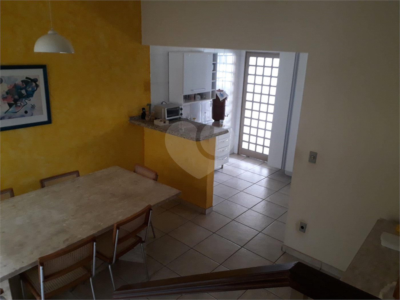 Sobrado com quintal amplo e arborizado a venda