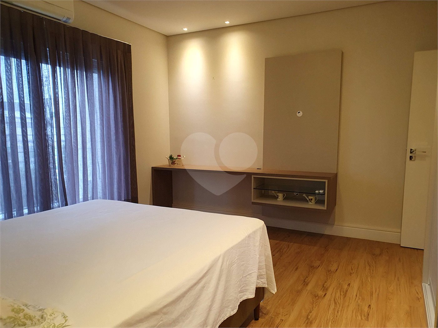 CASA A VENDA NO URBANOVA, CONDOMINIO JAGUARY, 4 DORMITORIOS, 4 SUITES, 5 VAGAS, PISCINA, SJC