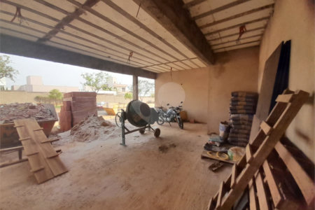 Casa em Construção com Área Gourmet e Piscina no Condomínio Damha II