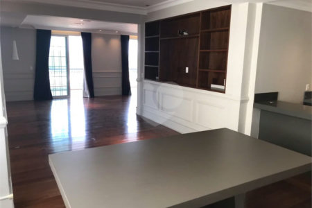 Apto 220 metros no Campo Belo. varanda, 5 vagas, 3 suítes. Visite