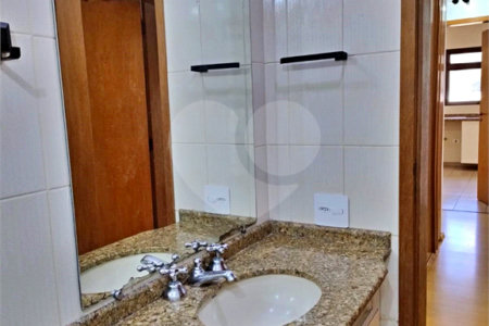 Apto. 4 quartos -2 suítes - 3 Vagas demarcadas - Moema - Fora de Rota !