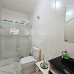 Casa térrea em Atibaia com 3 dormitórios (2 suítes), piscina, espaço gourmet, condomínio fechado