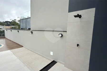 Sobrado de alto padrão no Swiss Park, totalmente reformado, com 4 suítes, piscina, elevador, espaço gourmet, 4 vagas e condomínio com lazer completo.