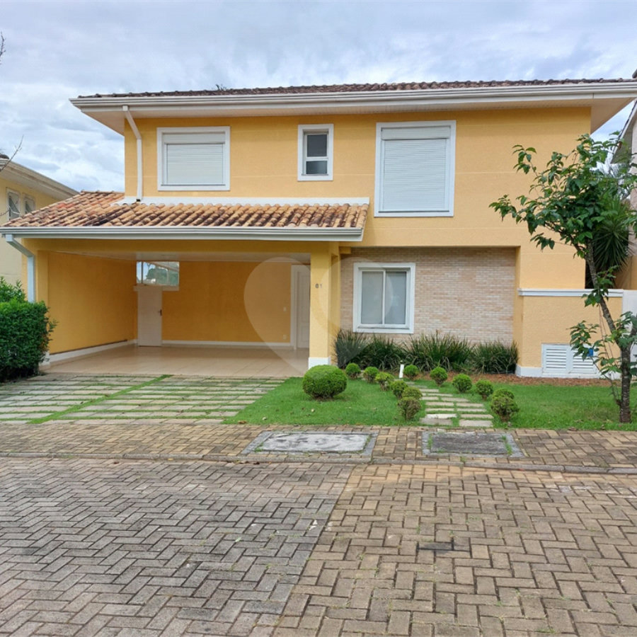 Casa de alto padrão em condomínio fechado na melhor localização da Granja Vianna!