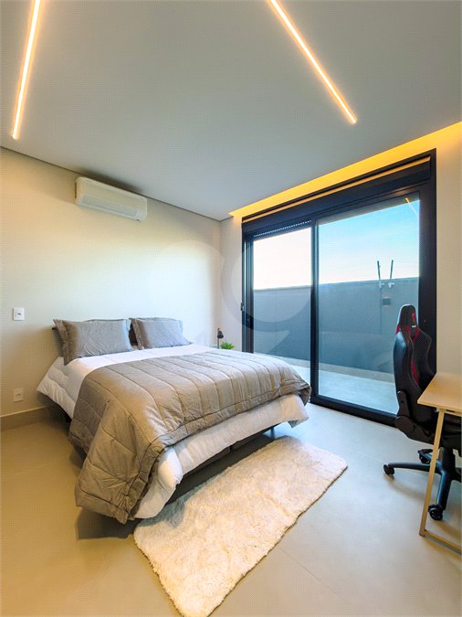 Indaiatuba - Quintas da Terracota - 1252 m² de terreno - casa térrea com 514 m² de área construída -3 vagas de garagem cobertas e 3 descobertas Lavabo - Sala de estar e jantar amplas e integradas - Escritório privativo - Cozinha toda equipada com geladeira, forno, micro-ondas, lava-louças,