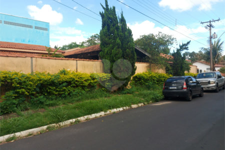 Casa térrea com piscina no Residencial Samambaia.