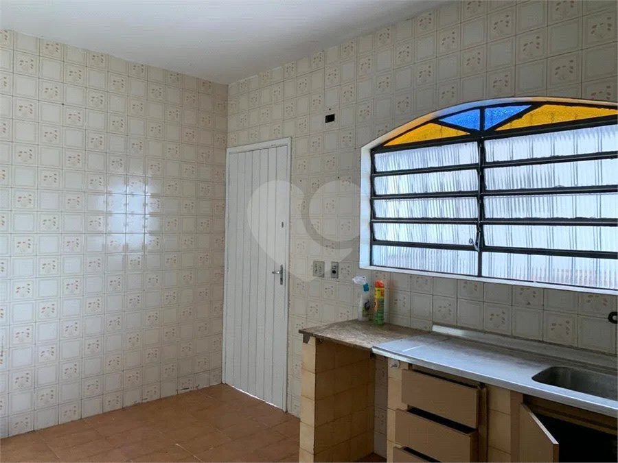 Casa espaçosa com 3 quartos, suíte, quintal e 2 vagas na Vila Santa Catarina