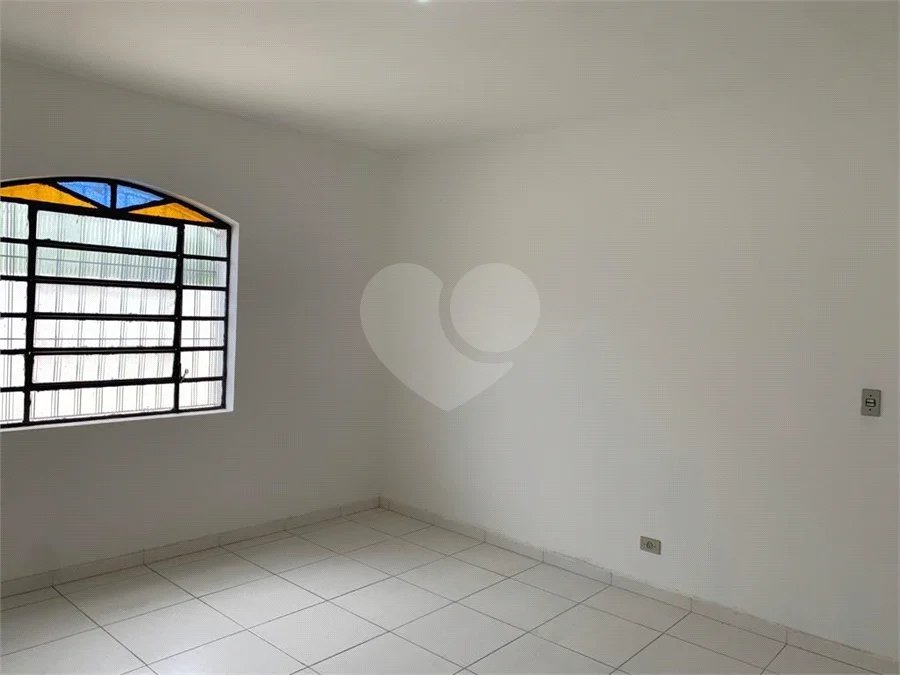 Casa espaçosa com 3 quartos, suíte, quintal e 2 vagas na Vila Santa Catarina