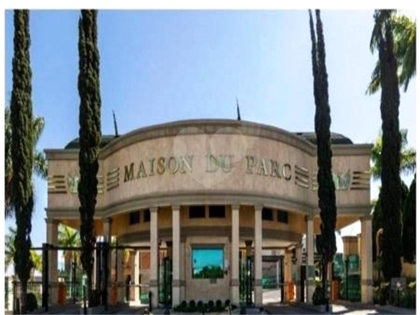 Maison Du parc- condominio de altissimo padrão - lote plano com 495,00 ms- R$ 1.920.000,00 - condominio - R$ 1.100,00 - iptu - R$ 800,00 - Área de lazer: Quadra de Tênis - Quadra Poliesportiva - campo de Futebol - Quadra de Squash - Academia - Playground - Sistema de Segurança 24hs com cerca elétri
