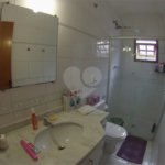 Sobrado com 4 quartos sendo 2 suítes.