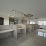 SALA COMERCIAL DE 90 M² COM 12 BAIAS, SALA DE REUNIÃO, AR-CONDICIONADO CENTRAL E 2 VAGAS!