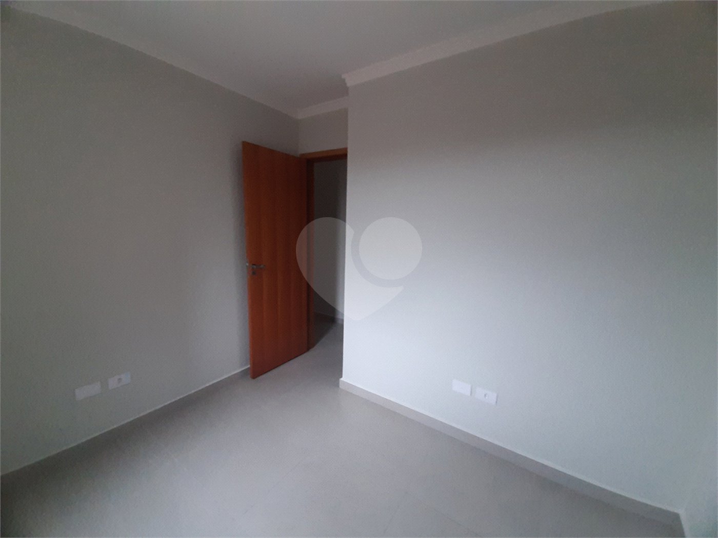Apartamento COBERTURA com 66m2, 3 quartos, banheiro, sala, cozinha, quintal e 1 vaga