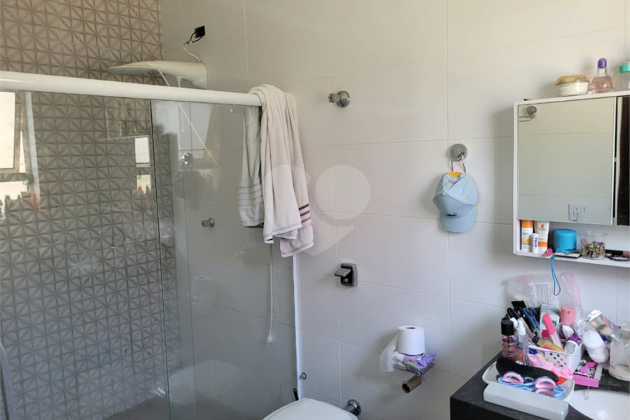 Sobrado com 14 metros de frente , na Região do Jardim Guapira , próximo ao Clube Guapira com 5 dormitórios, sendo 3 suíte com armários embutidos ,banheiro social, Sala para 2 ambientes, escritório com banheiro .cozinha ampla com armários, área de serviço ,dispensa, quintal com banheiro externo c