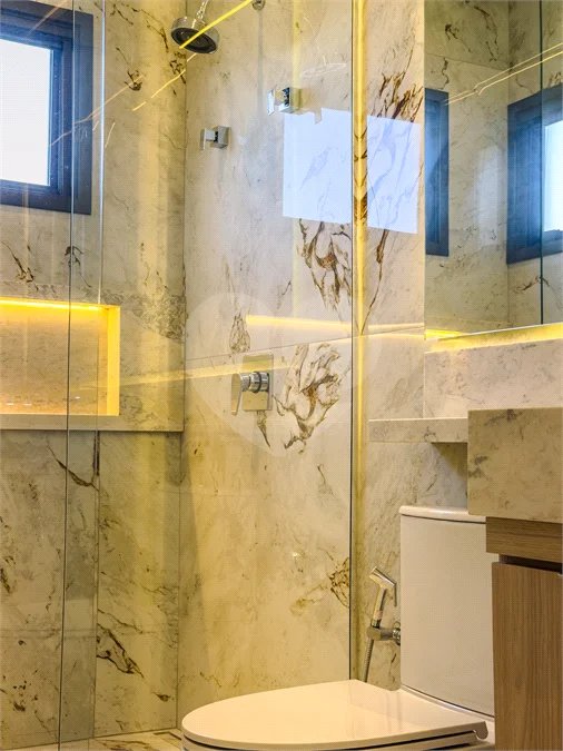 Indaiatuba - Condominio Villa Sapezal - 318 m² de Terreno - 230 m² de Área Construída - 3 suítes, sendo 1 Master com closet planejado - Sala de TV - Sala de estar integrada à Sala de jantar - Cozinha com móveis planejados - Despensa - Escritório planejado - Lavabo - Piscina com preparação para aquec