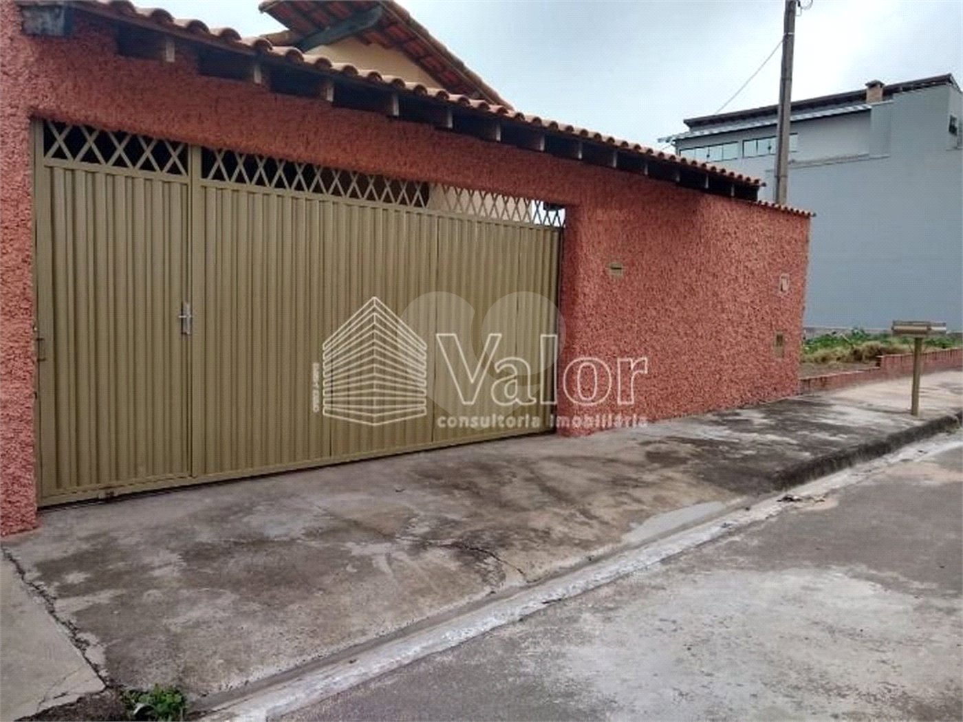 Casa Térrea com 3 dormitórios, sendo 1 suíte.