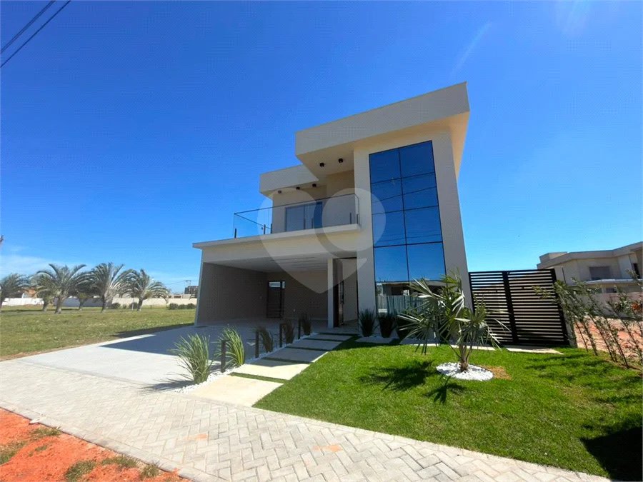 Casa à Venda no Ogiva em Cabo Frio com 4 Quartos em Condomínio Fechado