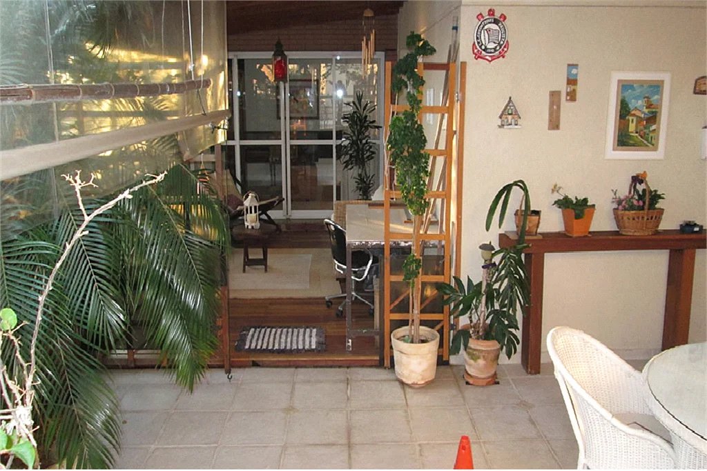 COBERTURA 394m² - 4 suítes com ar condicionado – 6 vagas livres mais depósito