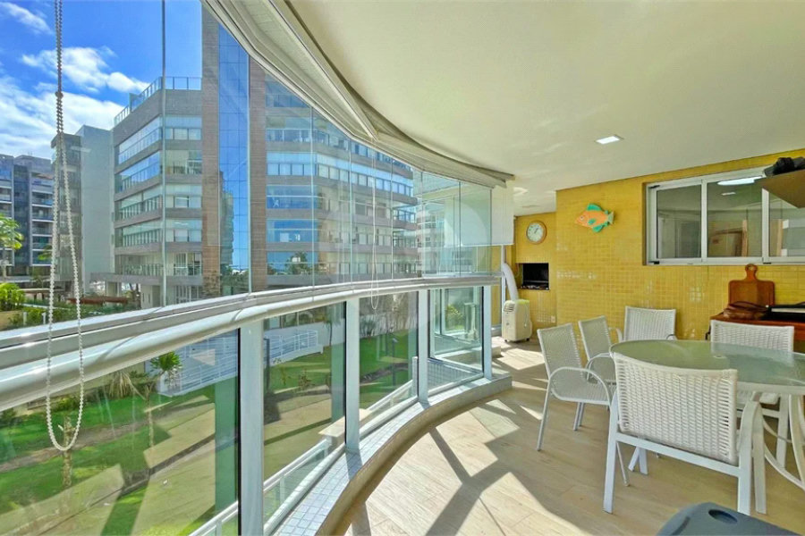 Apartamento à venda com 3 quartos, sendo 2 suítes,  em Riviera de São Lourenço, Bertioga, SP