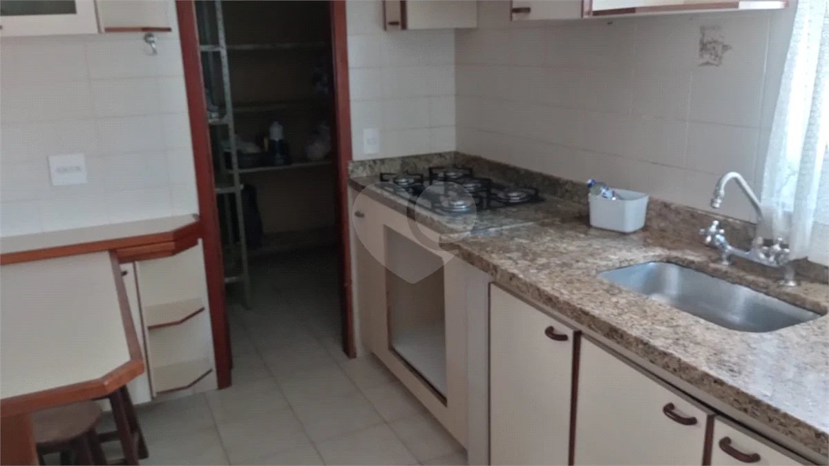 Sobrado amplo com 3 dormitorios e area de lazer a venda