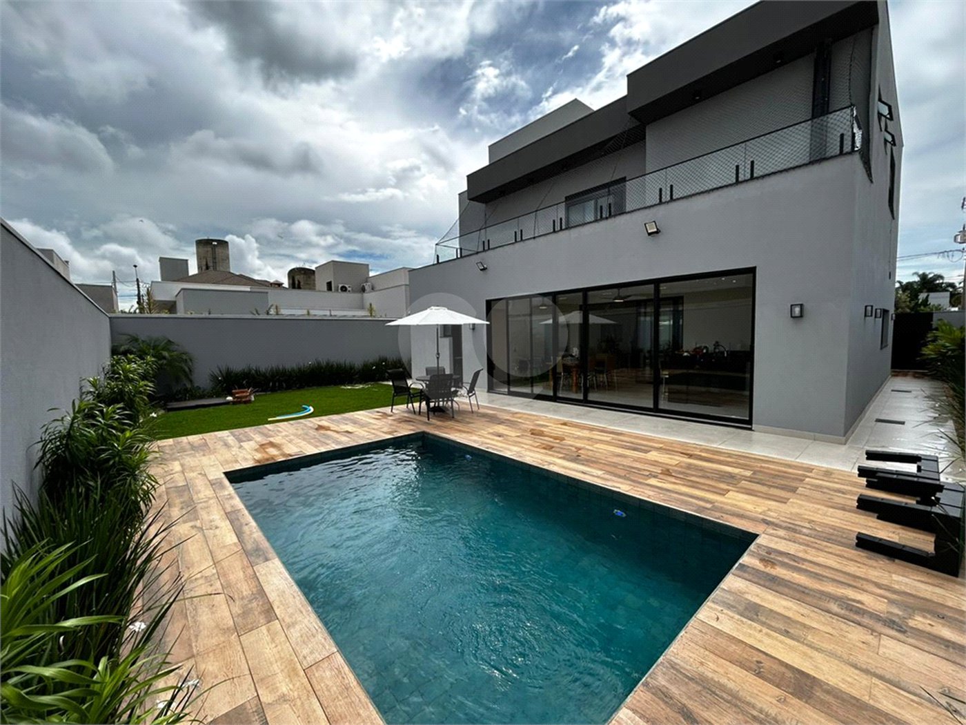 Casa de alto padrão para venda no condomínio Damha III.