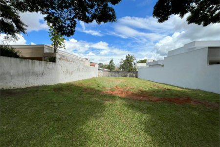 Terreno em condomínio fechado com 512 metros