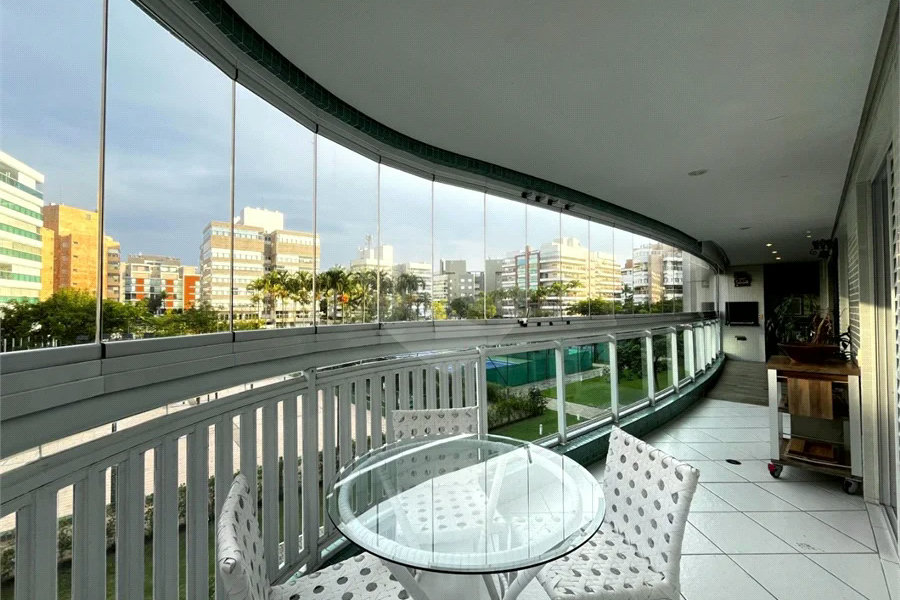 Apartamento à venda com 3 quartos, sendo 1 suíte, em Riviera de São Lourenço, Bertioga, SP