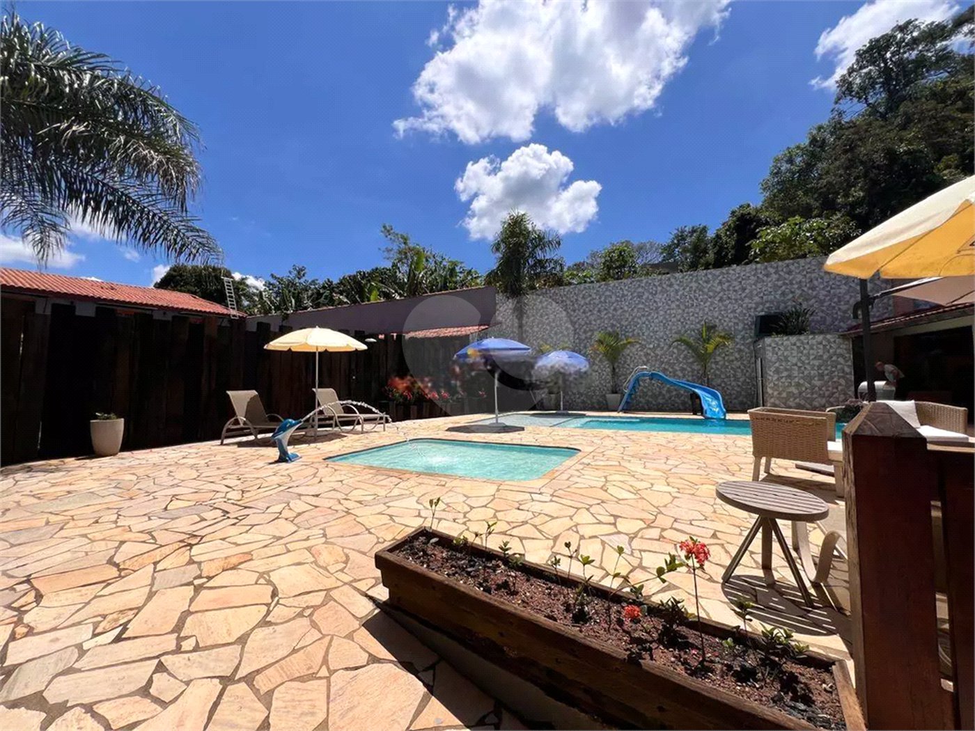 Chácara com excelente infraestrutura, contendo casa com 8 dormitórios, 900 m² de área construída, área total de 3000m², piscina adulto e infantil, churrasqueira, quadra gramada de futebol - Rio Acima - Atibaia/SP 900 m² Área construída 3.000 m² Área do terreno
