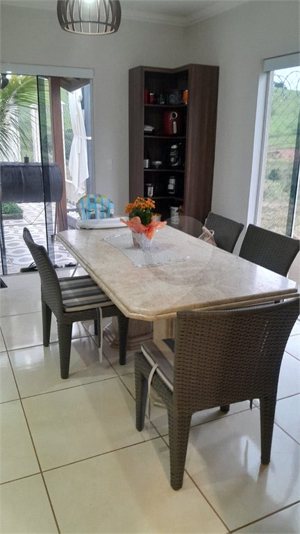 Chácara em Área Rural de Piracaia, com casa principal + 4 kitnets alugadas, excelente localização