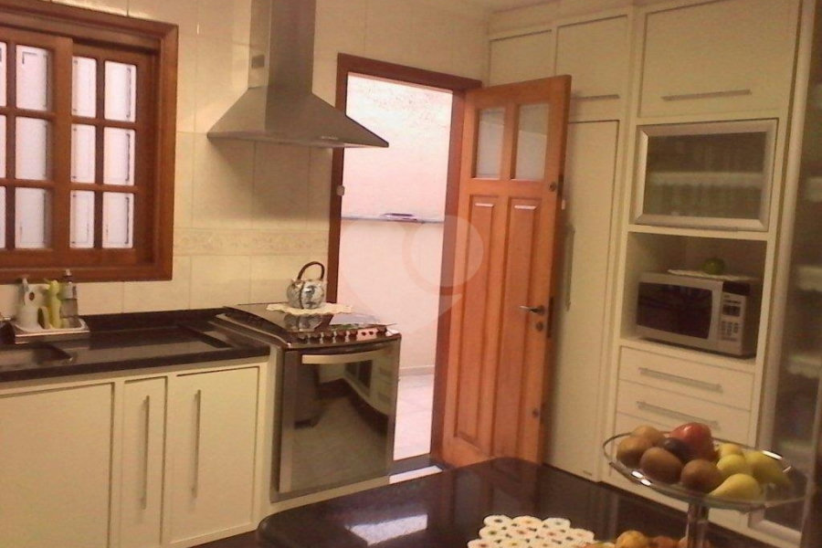 CASA TÉRREA ASSOBRADADA A VENDA NO TREMEMBÉ - 4 DORMS (2 SUÍTES), CHURRASQUEIRA E 4 VAGAS DE GARAGEM