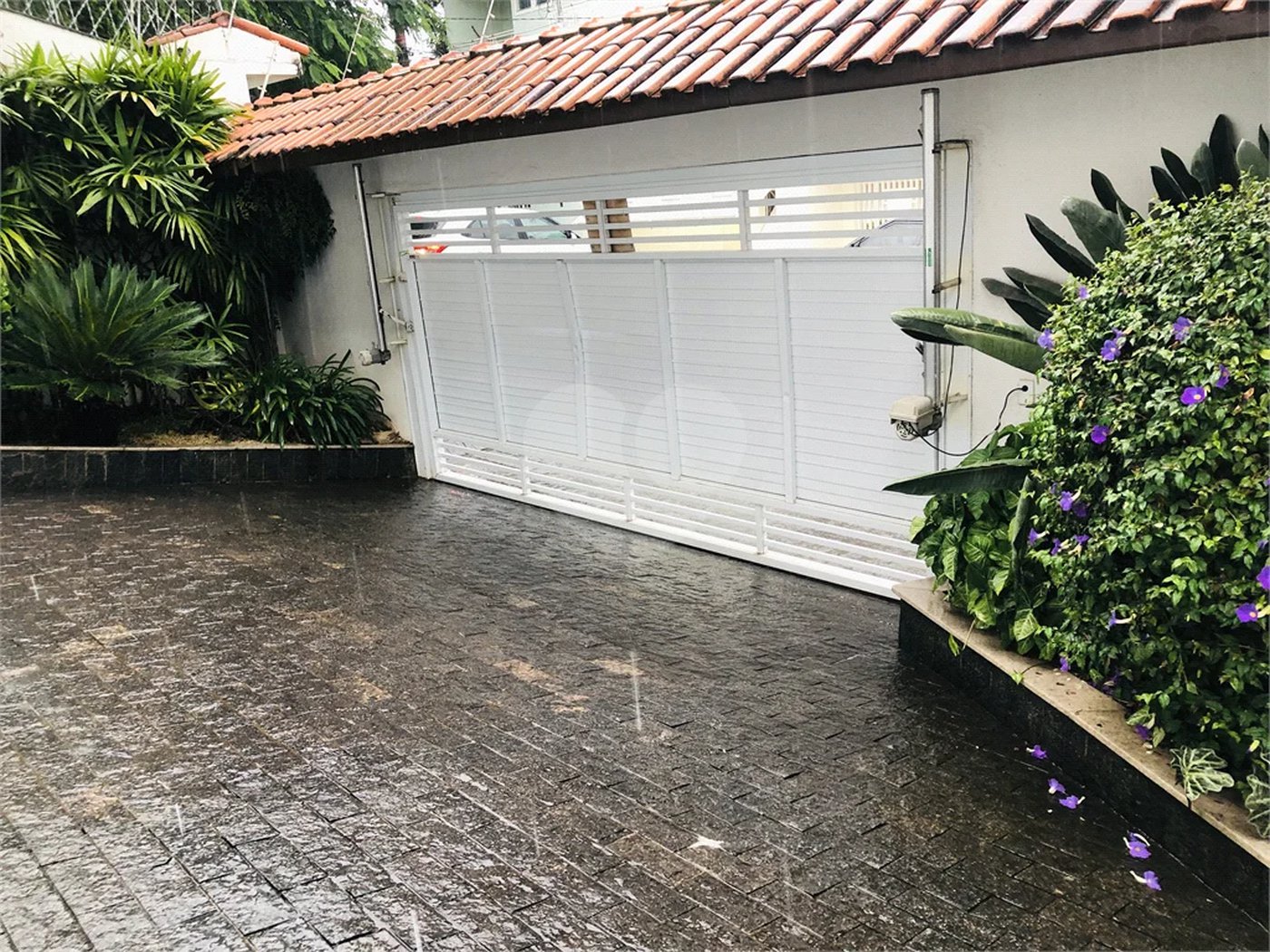 SOBRADO A VENDA NO TREMEMBÉ - 3 DORMS. (1 SUÍTE) E 5 VAGAS