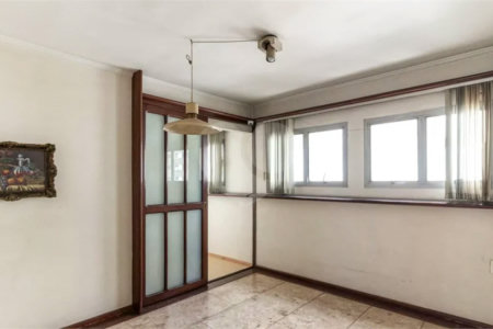 Este elegante apartamento em Higienópolis oferece 224m² de área muito bem distribuída, perfeito para quem valoriza conforto