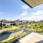 Indaiatuba - Condominio Villa Sapezal - 318 m² de Terreno - 230 m² de Área Construída - 3 suítes, sendo 1 Master com closet planejado - Sala de TV - Sala de estar integrada à Sala de jantar - Cozinha com móveis planejados - Despensa - Escritório planejado - Lavabo - Piscina com preparação para aquec
