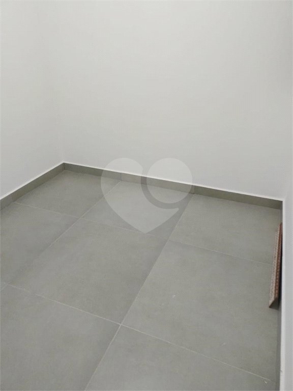 Casa térrea a venda no Jd Sabias! 2 dormitórios sendo 1 suíte com 1 vaga de garagem - Forro de drywall - Água fria e quente - Porcelanato 80x80 na casa toda - Esquadrias pretas - Marmoraria toda em pedra preto negresco - Portão automático -Jardim dos Sabiás tem rápido acesso para rodovia