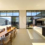 Indaiatuba - Quintas da Terracota - 1252 m² de terreno - casa térrea com 514 m² de área construída -3 vagas de garagem cobertas e 3 descobertas Lavabo - Sala de estar e jantar amplas e integradas - Escritório privativo - Cozinha toda equipada com geladeira, forno, micro-ondas, lava-louças,
