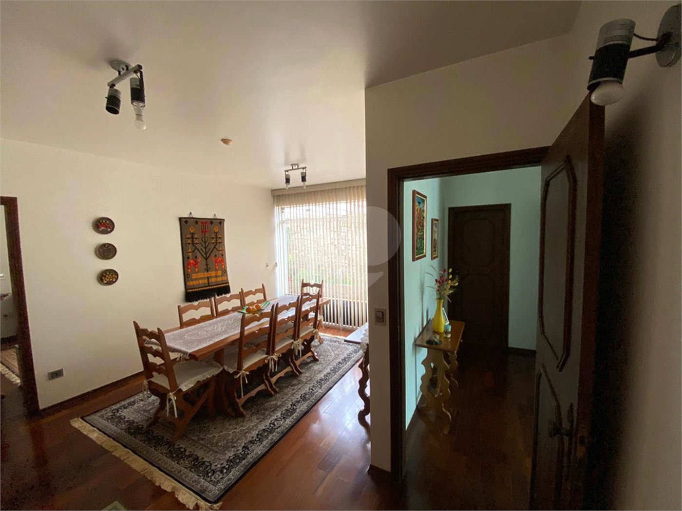 Casa Térrea com 3 suítes, sendo 1 suíte master.