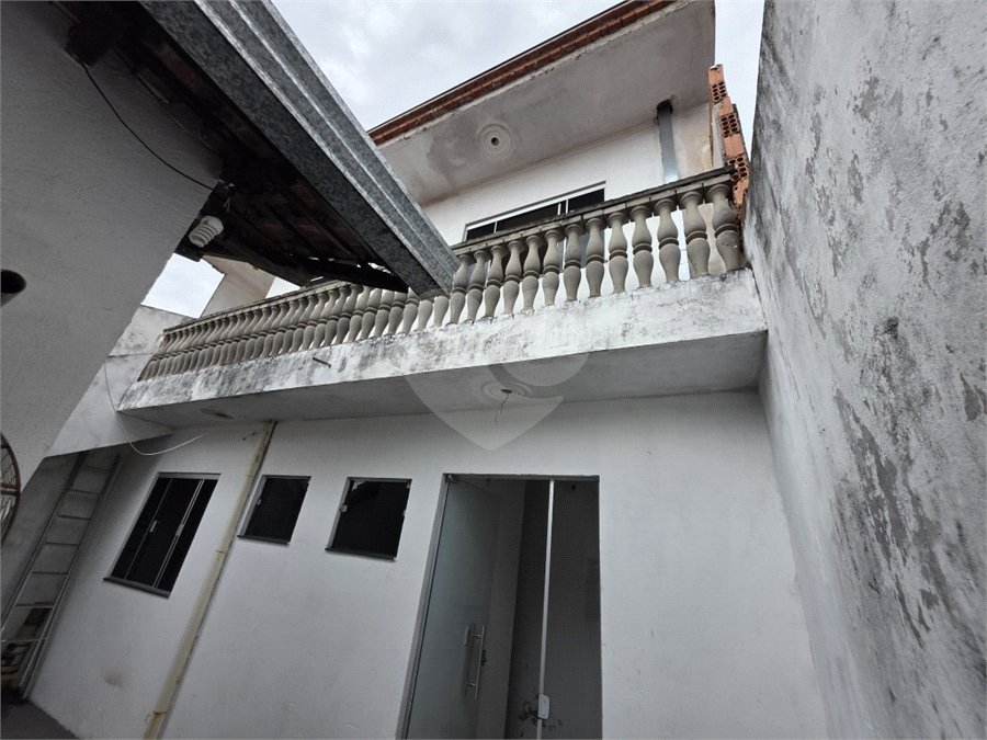 Casa térrea à venda no Douradinho com 2 quartos e edícula com mais dois quartos e 2 banheiros.