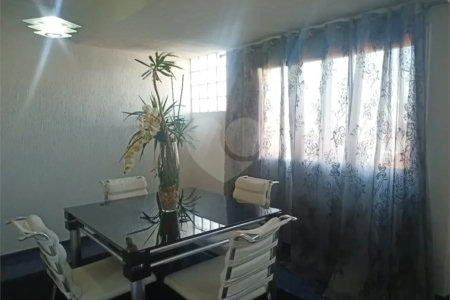 Sobrado de 242 m² com 3 Suítes e 4 Vagas de Garagem no Ipiranga