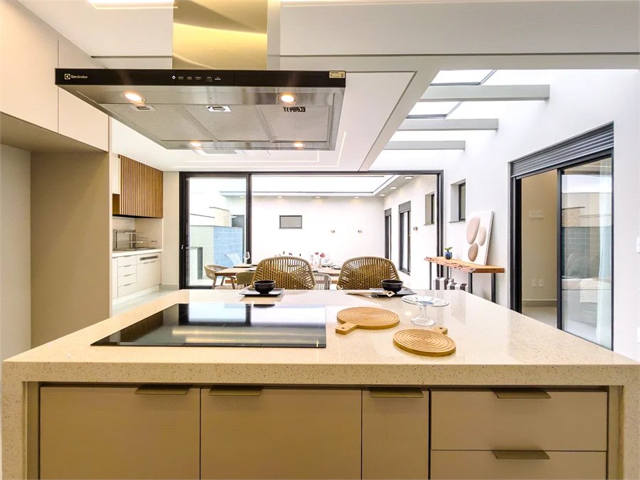 Casa Térrea – Condomínio Maria Cândida - 300 m² de terreno - 212 m² de área construída - 4 vagas de garagem, sendo 2 cobertas - Sala de jantar e estar integradas, com pé-direito duplo e cortina - 3 suítes com ar-condicionado, sendo 1 master com closet – planejado – Roupeiro – Escritório - Cozinha